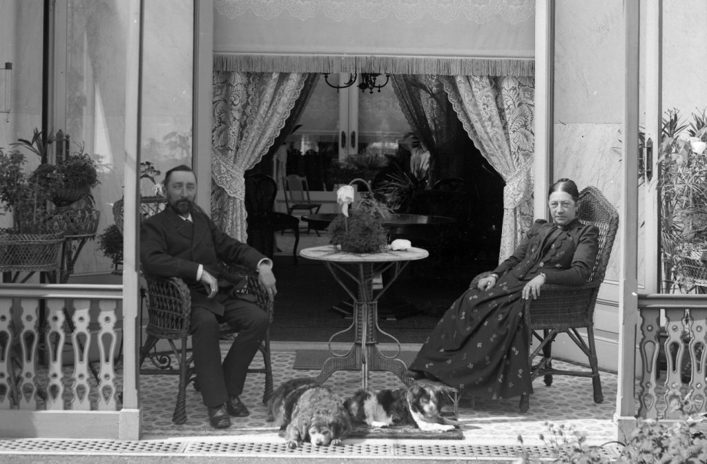 Afbeelding 1: P. J. Cosijn en Jacoba Maria Plügger-Cosijn met twee honden voor hun huis aan de Hooigracht 31, Leiden (1895; Erfgoed Leiden)